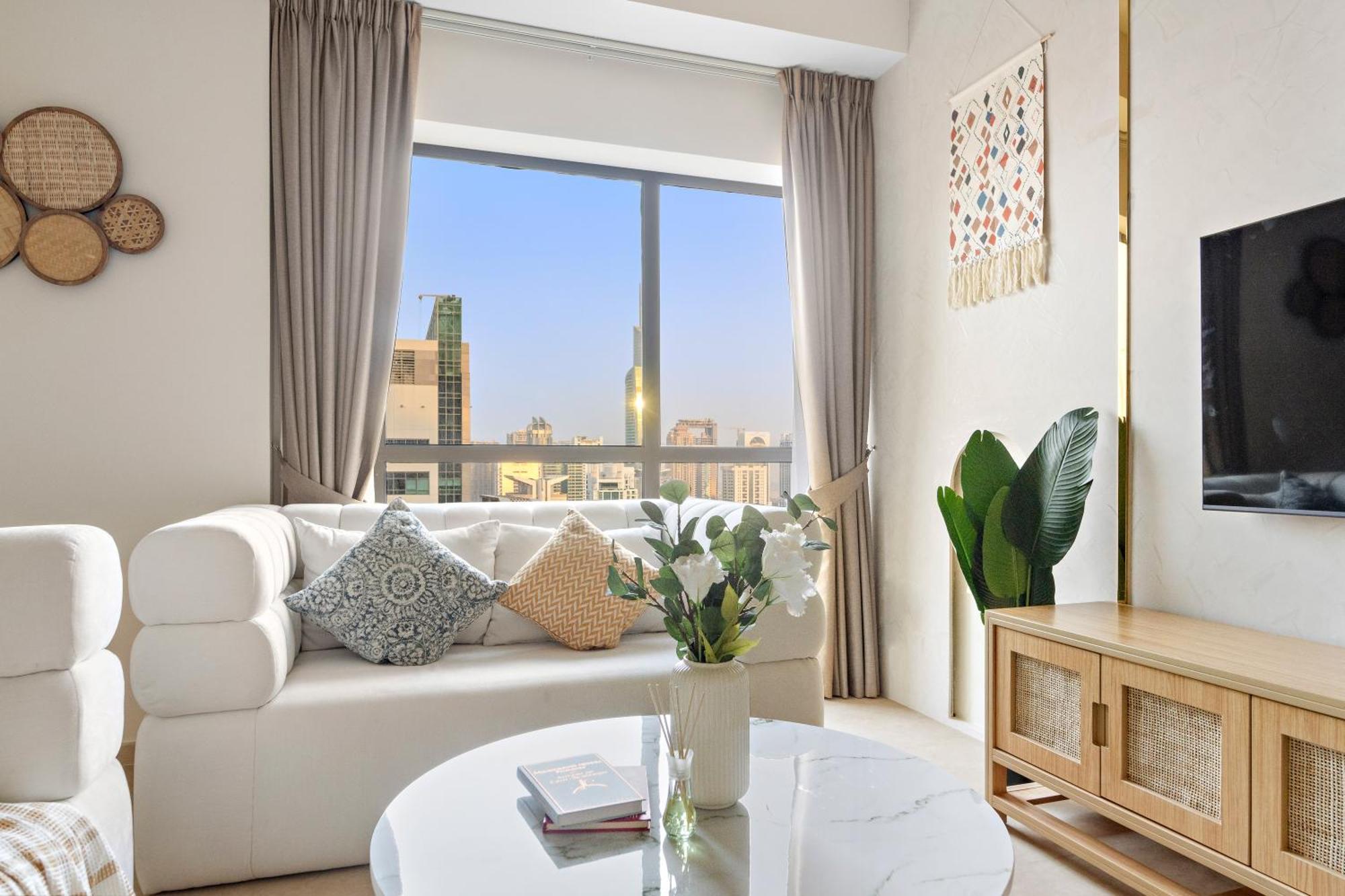 Aesthetic , Sleeps 6, Pool, Gym & Waterfront Views