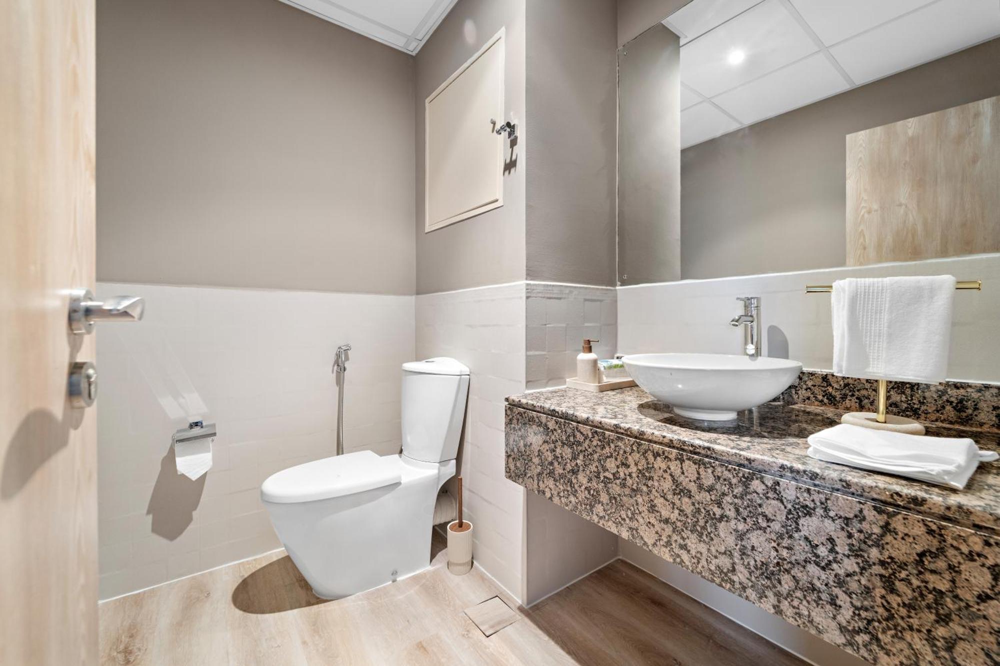 Ferienhaus Aesthetic , Sleeps 6, Pool, Gym & Waterfront Views *