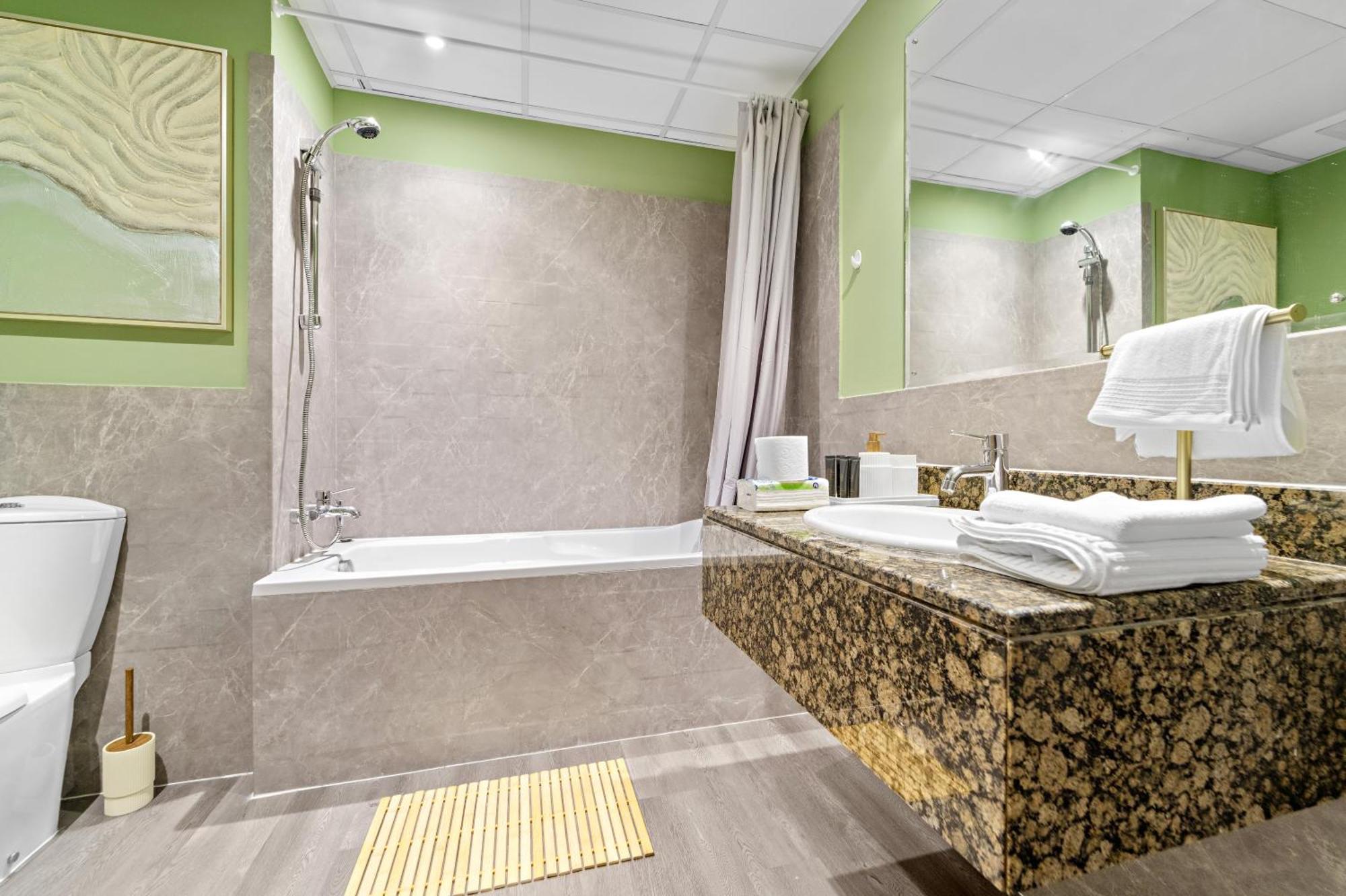 Ferienhaus Aesthetic , Sleeps 6, Pool, Gym & Waterfront Views *