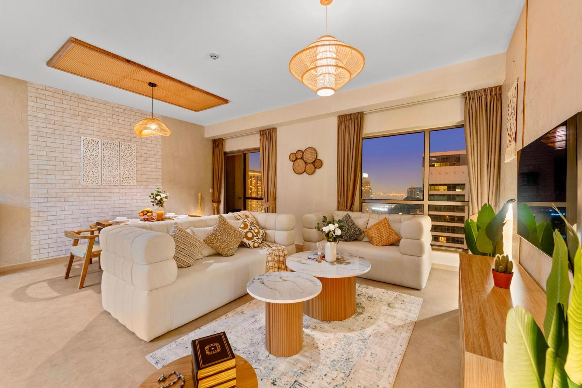 Aesthetic , Sleeps 6, Pool, Gym & Waterfront Views Ferienhaus
